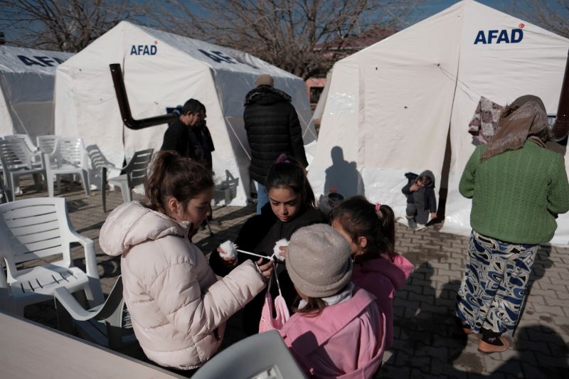 ▲6日的大地震讓成千上萬的土耳其、敘利亞人民無家可歸，只能暫時棲身庇護所、帳篷。（圖／美聯社／達志影像）