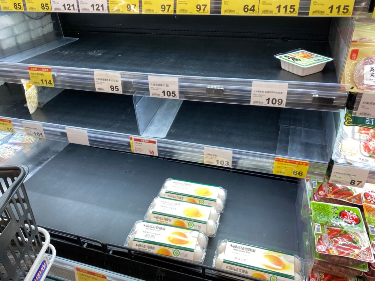 ▲蛋價再漲2元重回歷史新高卻搶不到？《NOWnews今日新聞》記者實際走訪7-11、全家、全聯、家樂福、安永鮮物、Mia C'bon共10家超商超市，直擊消費者掃貨情況。整體來說，超市貨架多被掃空剩少量選擇，仍有超過半數以上蛋區有貨。（圖／記者蕭涵云攝）