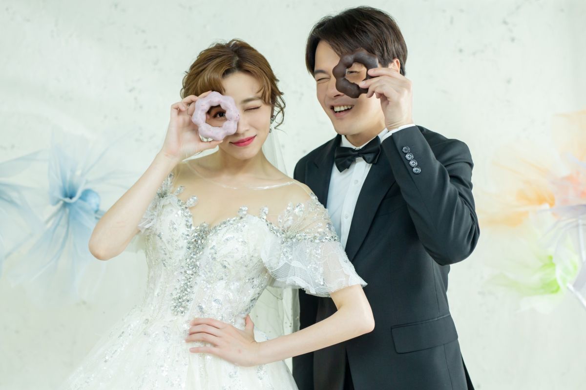 ▲王瞳（左）情人節前夕披婚紗，和《市井豪門》黃文星甜蜜搭檔。（圖／民視）