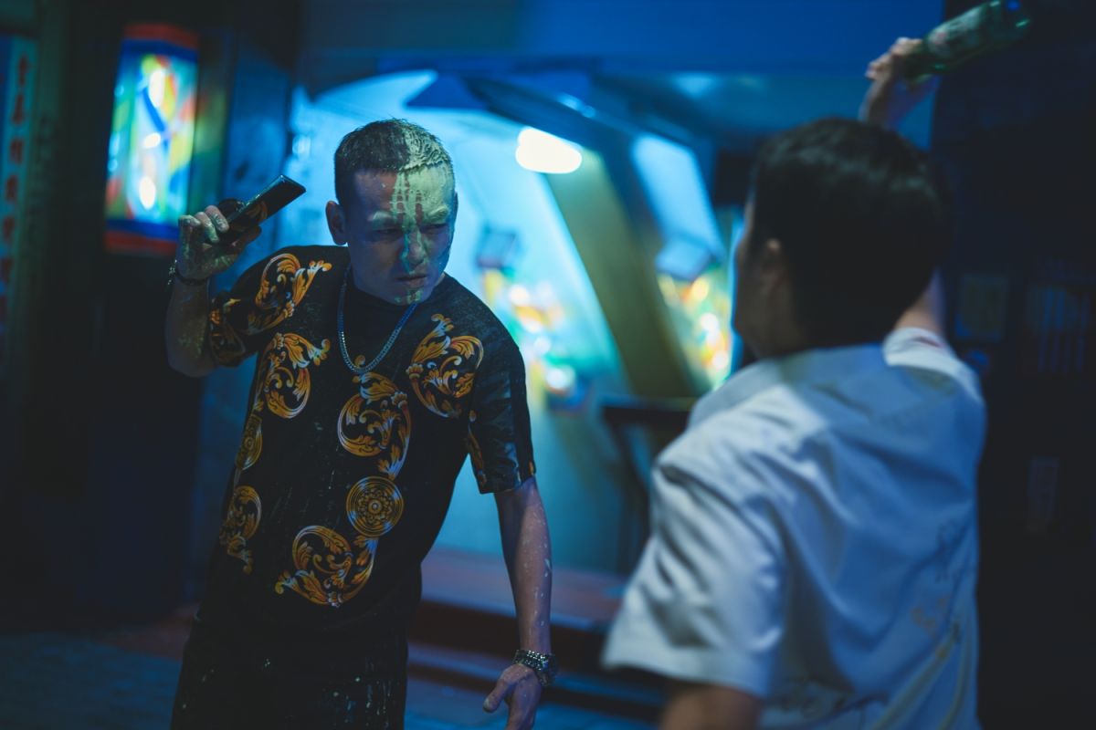 ▲玖壹壹春風（左）重量級客串《黑的教育》，慘被潑漆還被用酒瓶砸頭。（圖／禾豐九路提供）