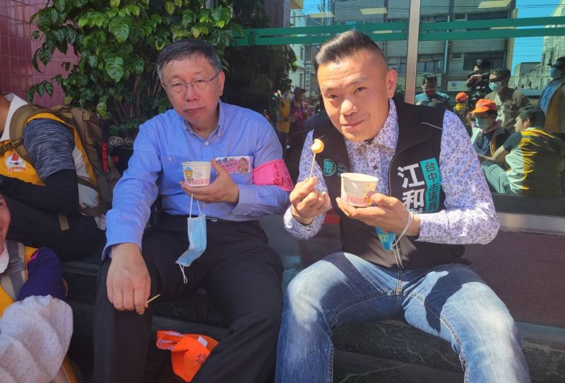 ▲柯文哲和民眾黨台中市黨部主委江和樹，中午一起坐在路旁階梯吃黑輪。（圖／江和樹服務處提供，2023.02.13）