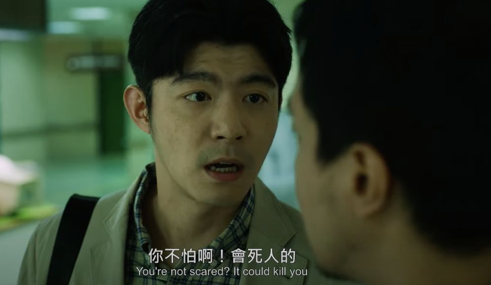 ▲王柏傑（左）在《疫起》片中飾演醫院胸腔科主治醫師夏正。（圖／翻攝自CatchPlayMovies YouTube）