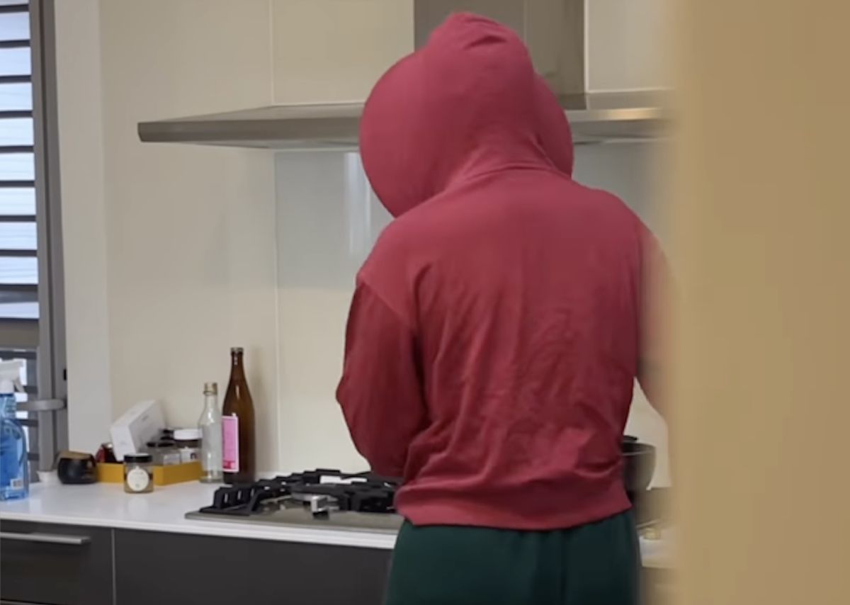 ▲近日路易就PO出女友正在煮飯的賢慧背影，並配上深情的浪漫告白，不過當女友一轉身卻嚇壞眾人。（圖／翻攝自IG＠bonjour.louis）