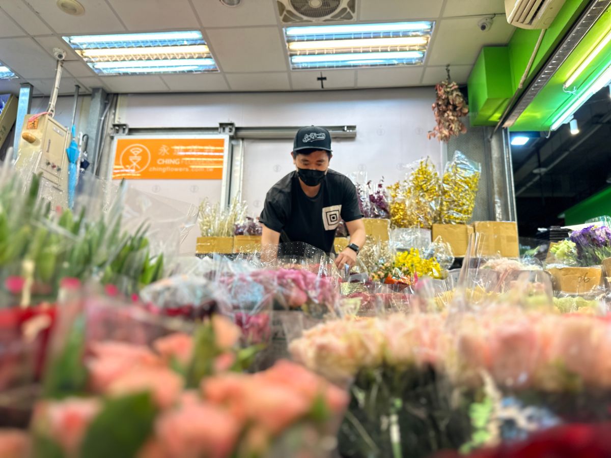 ▲台北花市內的永進花卉負責人景志銘表示，今年情人節前一週紅玫瑰供貨量不穩，價格突破天際，本週相對回穩。(圖／記者周淑萍攝)