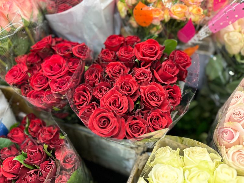 ▲西洋情人節送上玫瑰花要特別注意顏色，同時Pinkoi社群調查，情人節地雷禮物是讓人收到怕的「馬克杯」，娃娃和巧克力也都上榜。(圖／記者周淑萍攝)