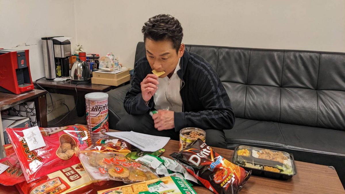 ▲江宏恩平時在拍戲空擋，桌上絕對零食滿滿滿。（圖／IVENOR提供）