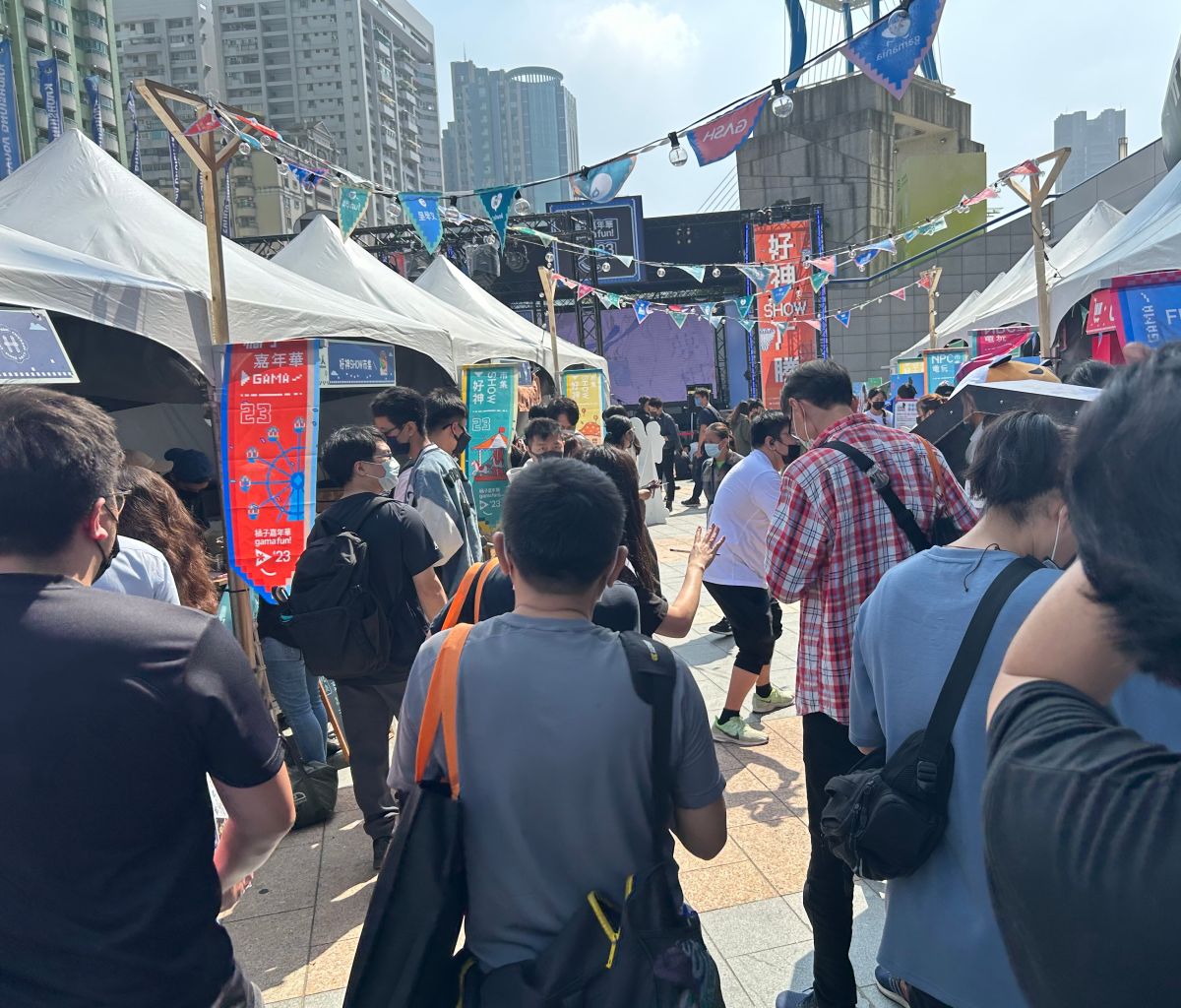 ▲橘子集團在高雄巨蛋戶外廣場，舉辦橘子嘉年華好神SHOW市集活動，吸引許多民眾踴躍參與，為此一嘉年華活動掀起高潮。(圖／記者黃守作攝)