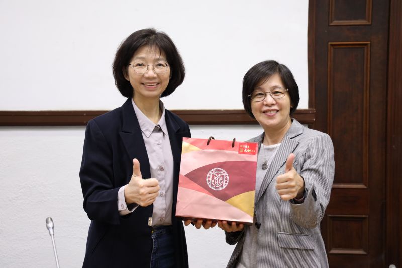 ▲新竹縣市整合平台首度開會，新竹縣秘書長陳季媛（右）與新竹市秘書長張治祥（左）率局處首長與會。（圖／新竹縣政府提供）