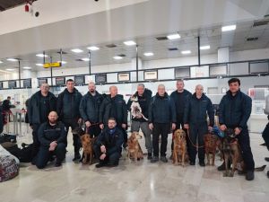 ▲斯洛維尼亞的救難人員以及搜救犬，各國網友紛紛湧入大讚英雄。（圖／Roman Starman臉書）