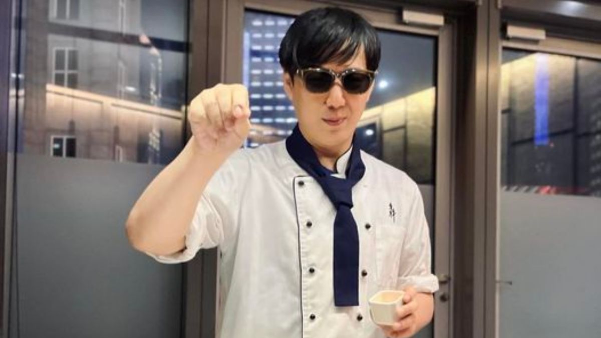 ▲蕭煌奇嗨玩地獄哏，扮起鐵板燒師傅模仿灑鹽哥。（圖／翻攝蕭煌奇FB）