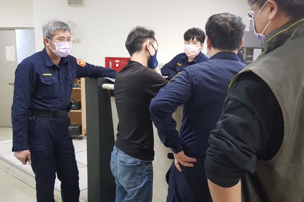 ▲執行官認為黃男有錢為公司增資、買名車及出國旅遊，卻喊窮不繳稅，因此將黃男移送台南地方法院聲請管收。（圖／翻攝畫面）