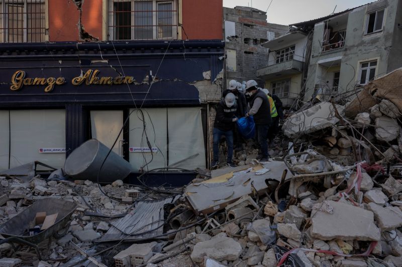 ▲土敘大地震造成大量建築物倒塌，成千上萬人無家可歸。（圖／美聯社／達志影像）