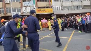 白沙屯媽祖超猶豫！停烏日分局狂煞車　所長跪下結局曝光
