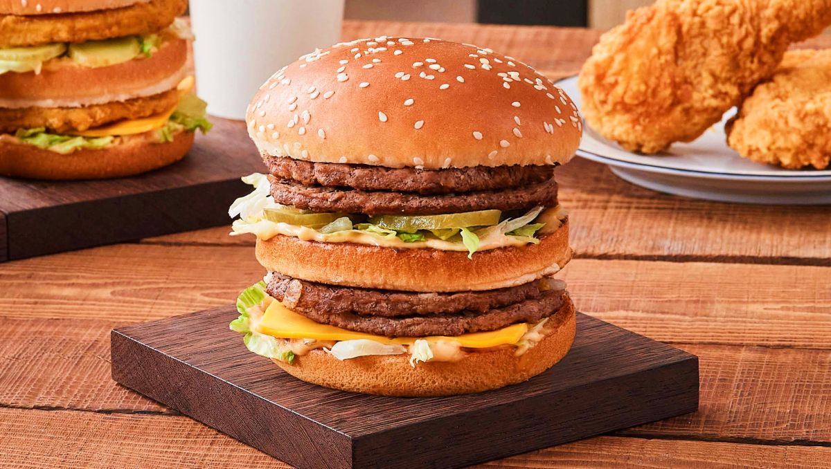 ▲麥當勞宣布明「無敵大麥克、香雞大麥克」重磅回歸開賣，新增「2025蛇年開春優惠券」陣容，加碼「無敵大麥克分享盒」買一送一最新優惠。漢堡王也回歸美式水牛城辣醬風味漢堡。（圖／業者提供）