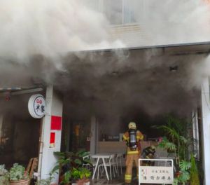 台南東區民宅火警！1樓早餐店面濃煙猛竄　消防員急灌救
