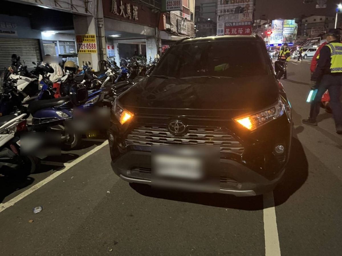 ▲高市警局為確保用路人交通安全將持續取締違規併排停車、違停公車停靠區及路口10公尺內停車等，已嚴重妨害其他用路人交通安全，高市警表示，將持續落實執法，確保道路順暢。（圖／記者郭凱杰翻攝）