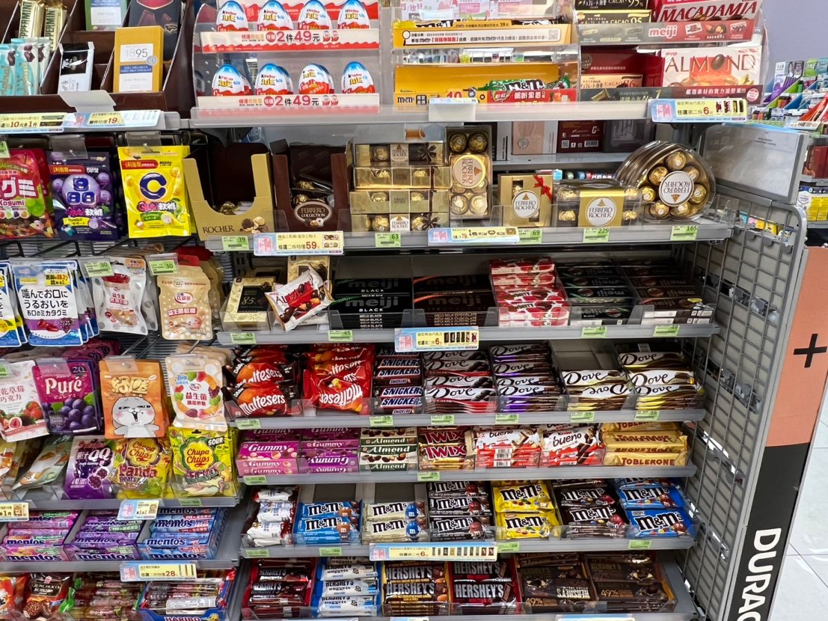 ▲今日是西洋情人節，不少人會在此時選擇贈送「巧克力」給心儀的對象，不過這種「熱量滿滿」的甜蜜攻勢，小心為對方造成身體上的負擔。（圖／記者張志浩攝）