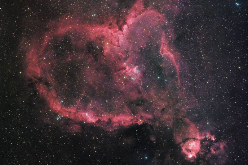 ▲遠在7500光年外、一顆位於仙后座名為「星雲IC 1805」的星雲，由於外形酷似愛心，在冬季夜空中彷彿也在歡慶情人節。（圖／瑞士天文攝影家Daniel Marquardt攝，台北市立天文館提供）