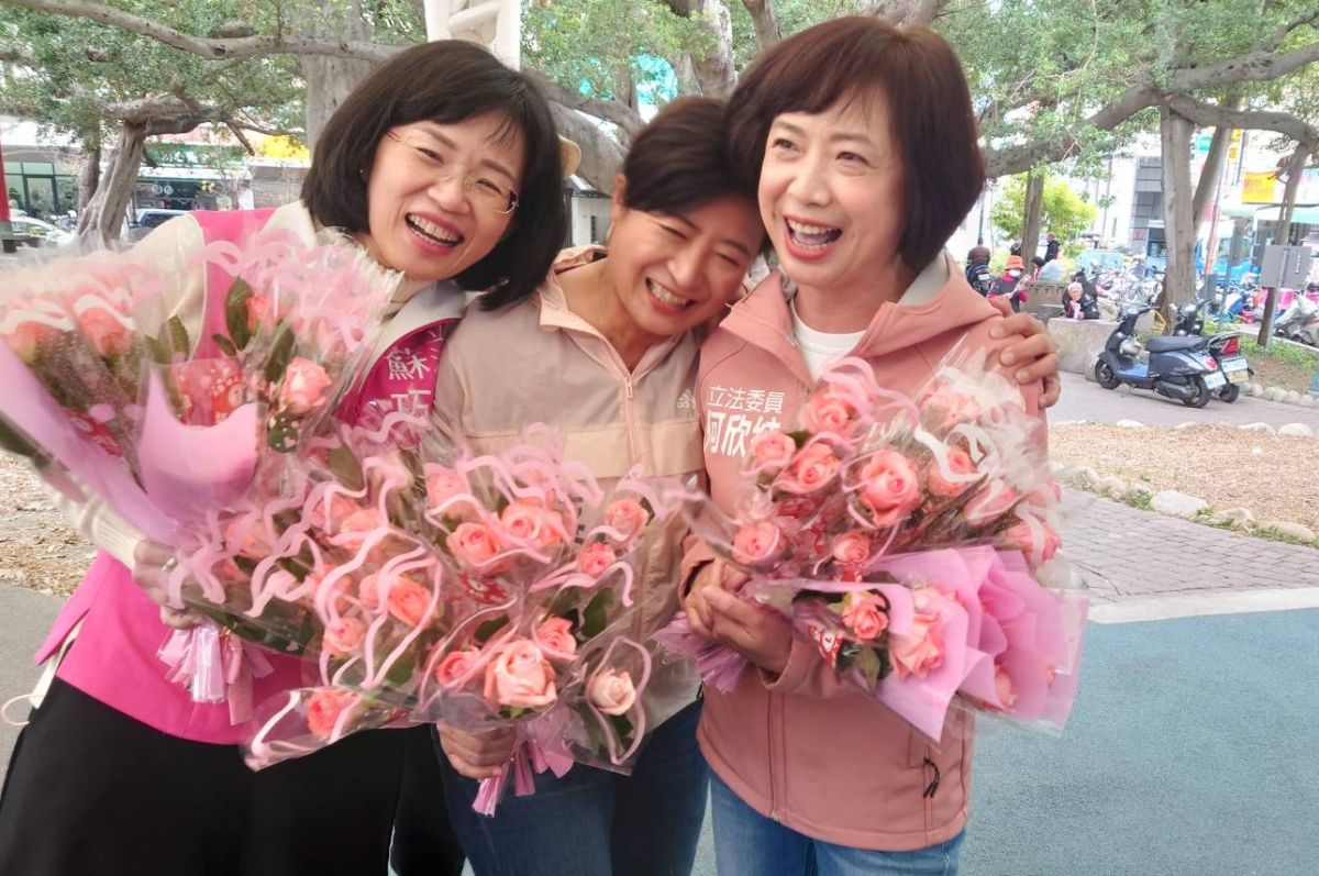 ▲同在立法院教育委員會共事的蘇巧慧（左）與何欣純，對蔡培慧情牽南投、希望家鄉孩子們可以出人頭地、一爭天下的心情深表感動。（圖／蔡培慧競辦提供，2023.02.14）