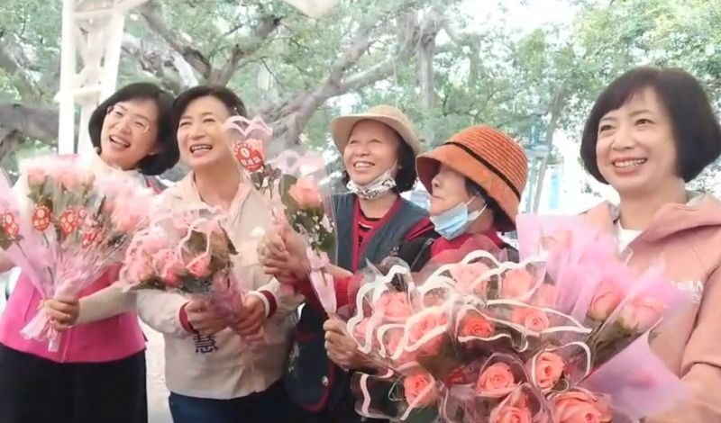 ▲蔡培慧與立委蘇巧慧、何欣純一身粉紅裝扮,在南投市三角公園發送情人節玫瑰花。(圖/蔡培慧競辦提供,2023.02.14)