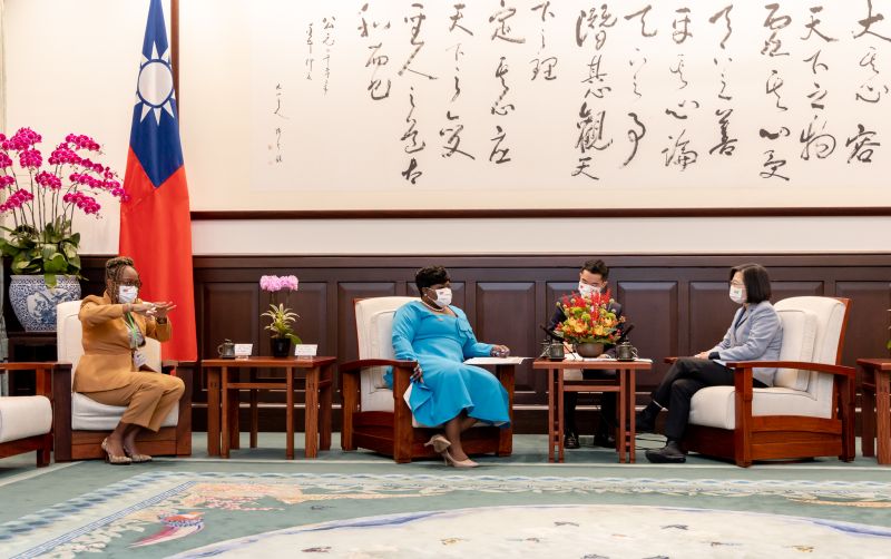 ▲蔡英文接見聖文森及格瑞那丁外交、外貿、區域統合暨僑務部長彼德絲。（圖／總統府提供）
