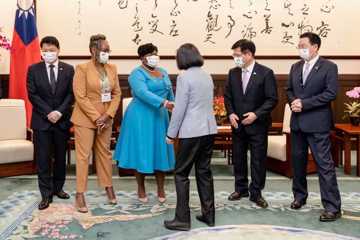 ▲蔡英文接見聖文森及格瑞那丁外交、外貿、區域統合暨僑務部長彼德絲，林佳龍、吳釗燮等人陪同。（圖／總統府提供）