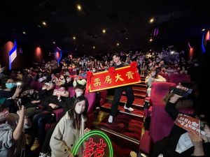 ▲《關於我和鬼變成家人的那件事》許光漢收到粉絲準備的「票房大賣」匾額。（圖／金盞花大影業提供）