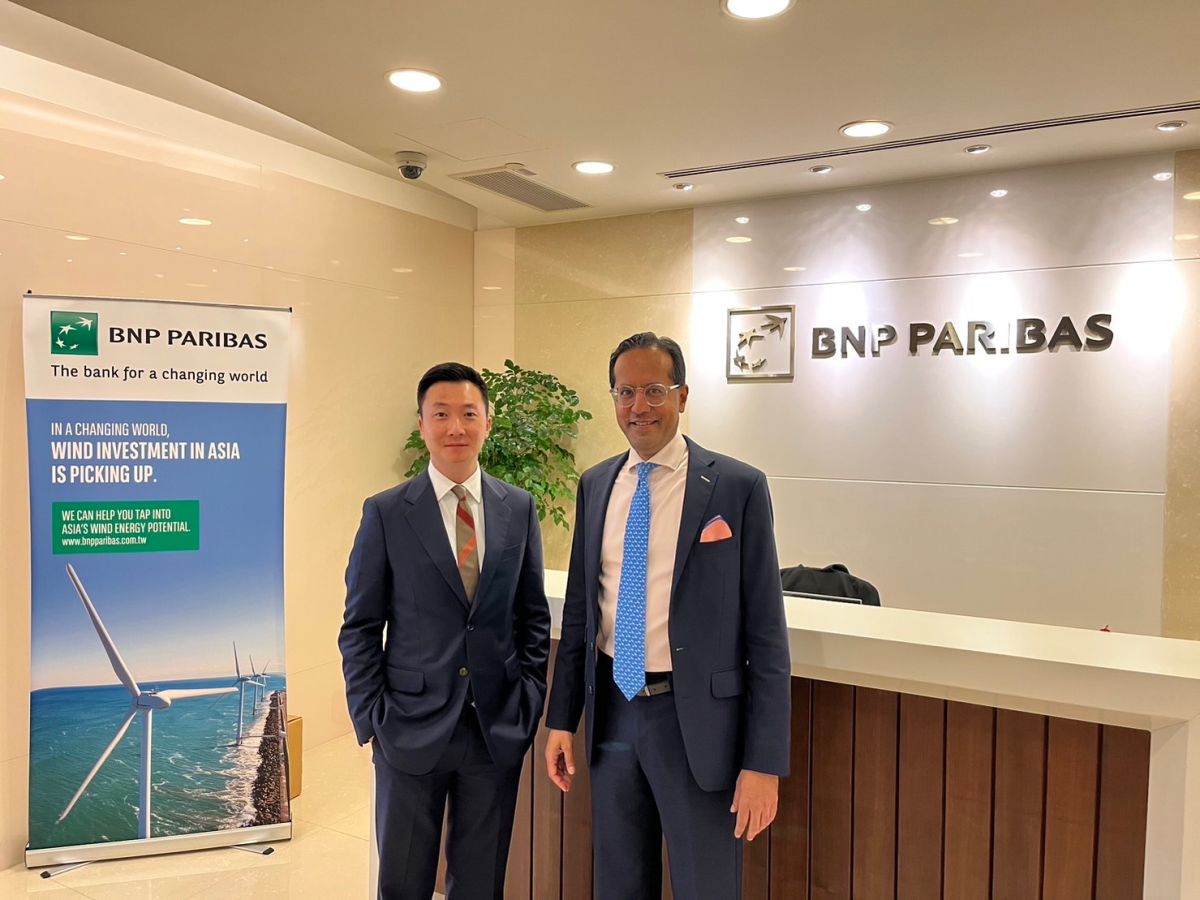 ▲法國巴黎銀行財富管理舉行「2023市場展望座談會」，亞洲區投資長巴亞尼（右）與亞洲區股票諮詢部主管徐啟敏（左）合影。（圖／法國巴黎銀行提供）