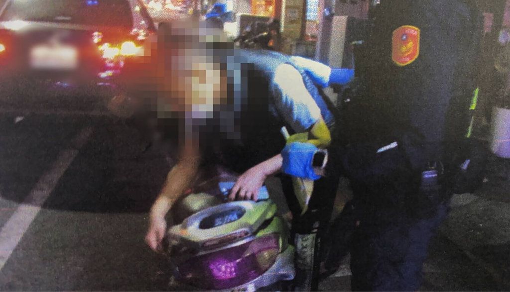 ▲有毒品前科的邱姓男子14日凌晨邊騎機車邊和女友講手機，討論如何過西洋情人節，沒看到路旁停等警員，遭攔檢時神情緊張，只好交出身上毒品及吸食器，訊後被送辦。（台南市警局提供）中央社記者張榮祥台南傳真 112年2月14日