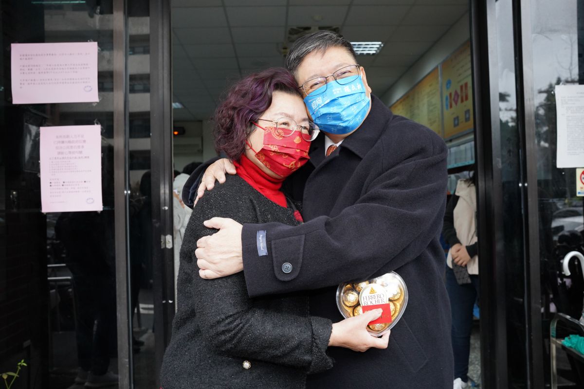 ▲楊文科說，夫妻相處之道就是要有三好政策：「老婆說什麼都好，老婆做什麼都好，老婆買什麼都好」只好做好這幾點，做任何事都很平順。（圖／新竹縣政府提供）