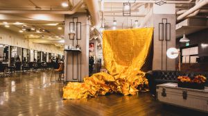 ▲位於斐瑟髮廊的「皺巴巴的音」是由Joan Pomero藝術家運用金粉紙所創作的作品。