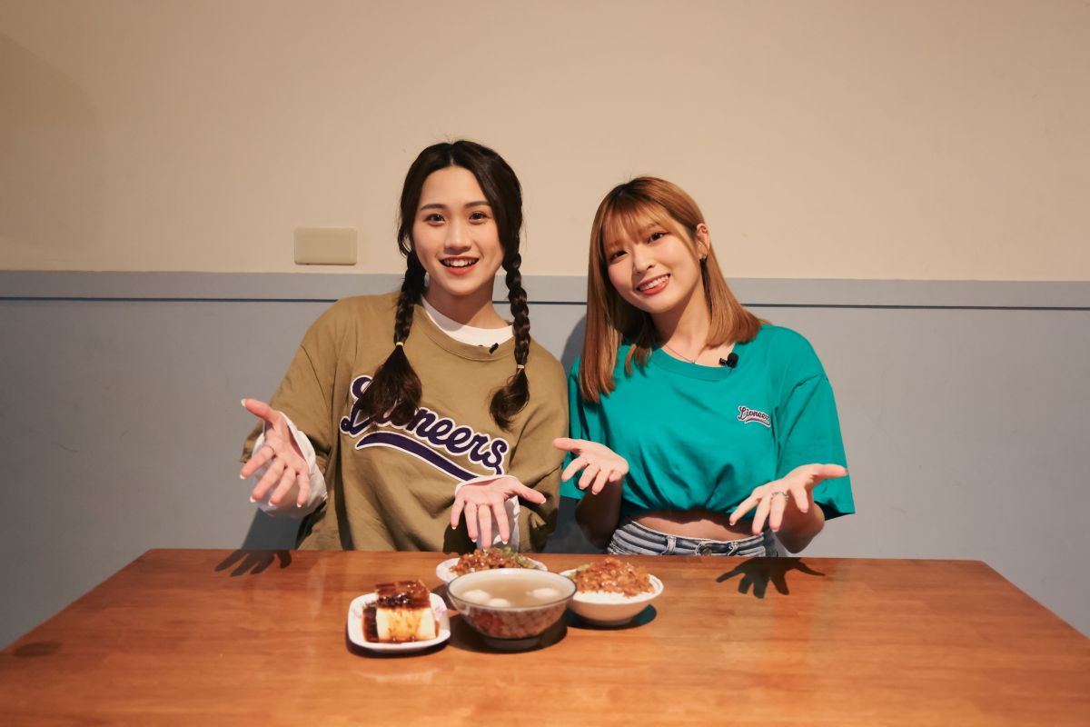 ▲Muse Girls瑟七、柔一擔任新竹美食小天使 推薦四大銅板美食_黑皮驊魯肉飯。（圖／攻城獅球團提供）