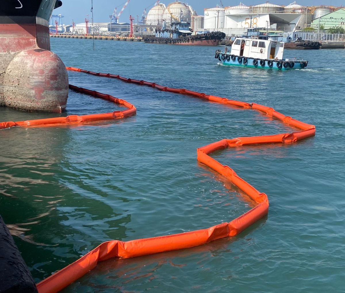 ▲高雄市政府海洋局定期進行海洋油污染緊急應變演練。(圖／高雄市政府海洋局提供)