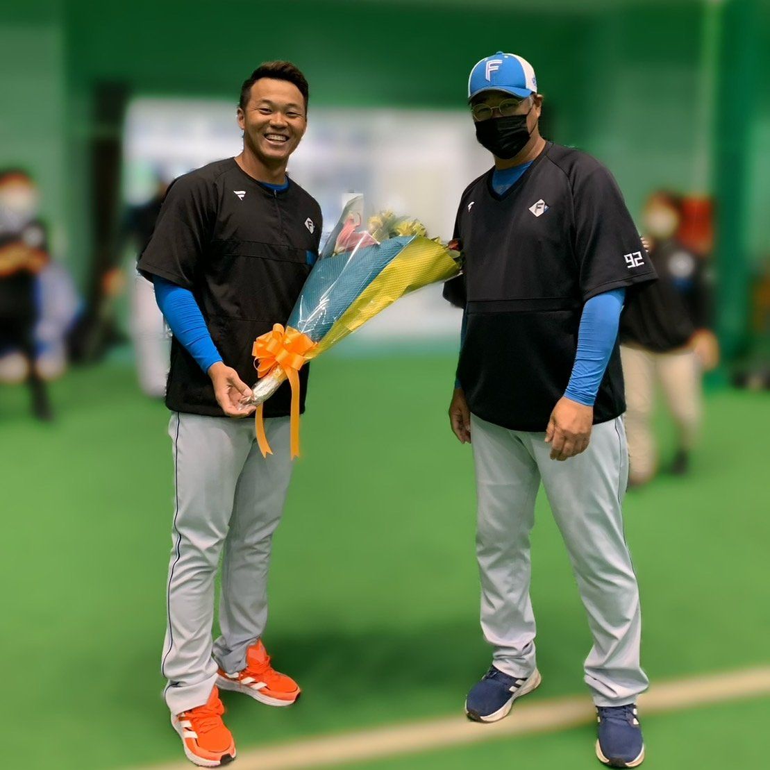 ▲王柏融獲得二軍監督木田優夫贈送鮮花。（圖／火腿提供）