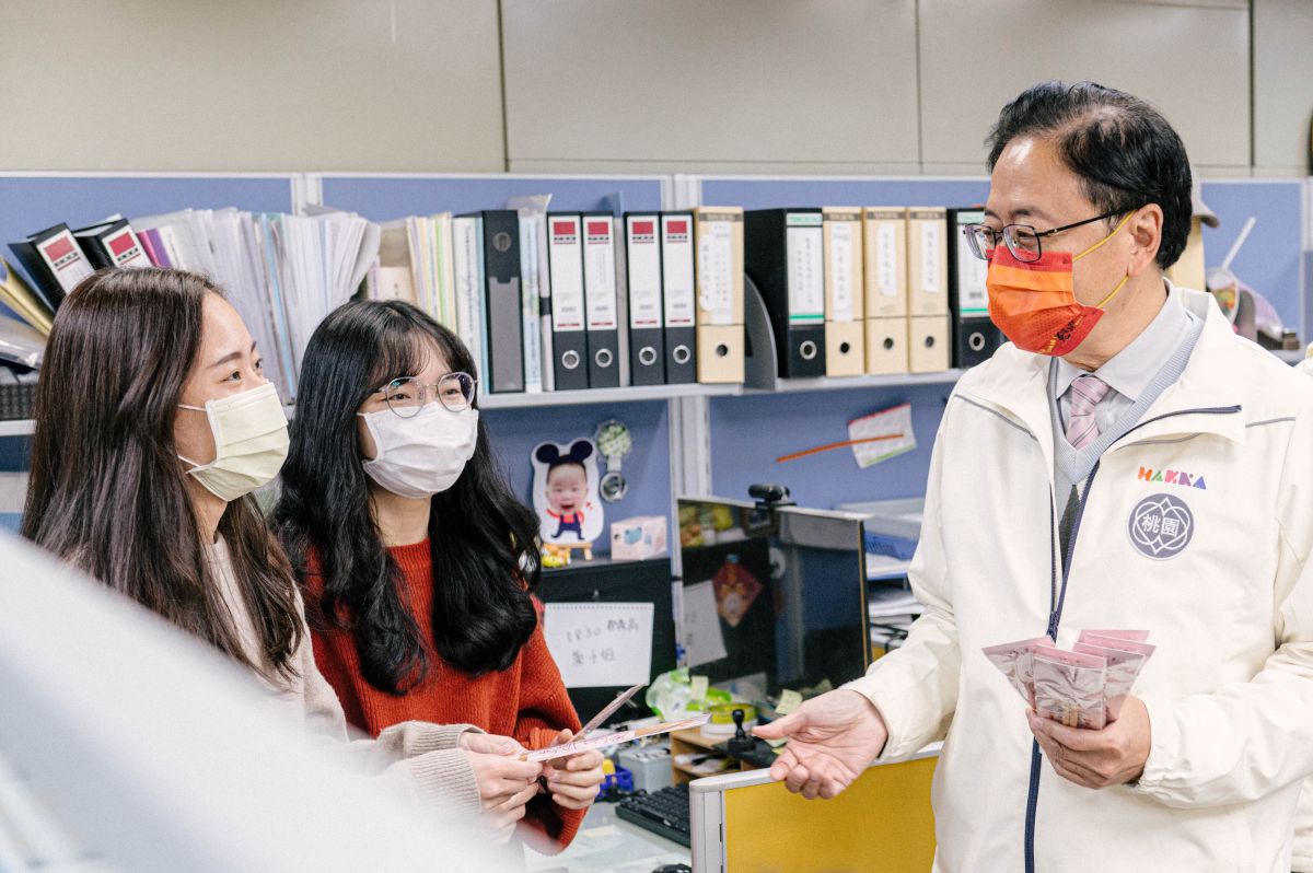 ▲張善政送給市府同仁由市府與桃園大廟「景福宮」聯名製作的「脫單筷」，祝福單身朋友能夠「快快脫單」，找到人生伴侶。（圖／桃園市政府提供）