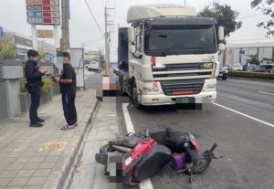 高雄驚傳死亡車禍！6旬女騎士擦撞摔倒  慘遭砂石車輾斃
