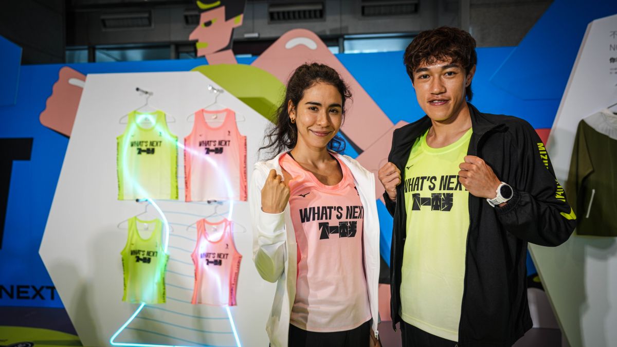 ▲長跑女神雷理莎及跑界未來之星葉日鴻展示低碳製程環保跑衣。主辦單位提供