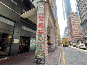 ▲上海街保留完整戰前樓宇老舊柱子、招牌。（圖／記者汪睿琦攝）
