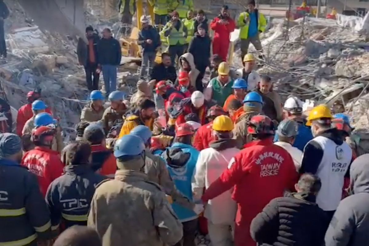 ▲中華搜救總隊於今（14）晨5點多發現生還者，與當地工兵與礦工隊進行障礙排除，經過4小時不斷地作業，順利救出受困198小時的男性生還者。（圖／翻攝自中華搜救總隊的YouTube）