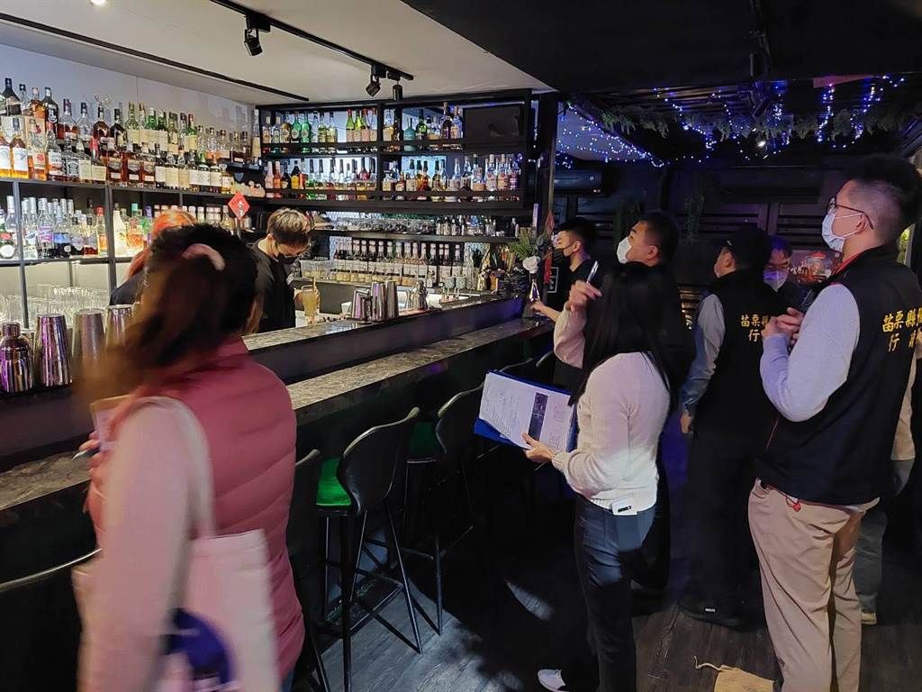 ▲昨晚苗栗縣工商發展處會同警察、消防、勞青、社會、衛生及教育等相關局處，擇定竹南及頭份地區酒館、Pub等場所進行八大聯合稽查。（圖／翻攝畫面）