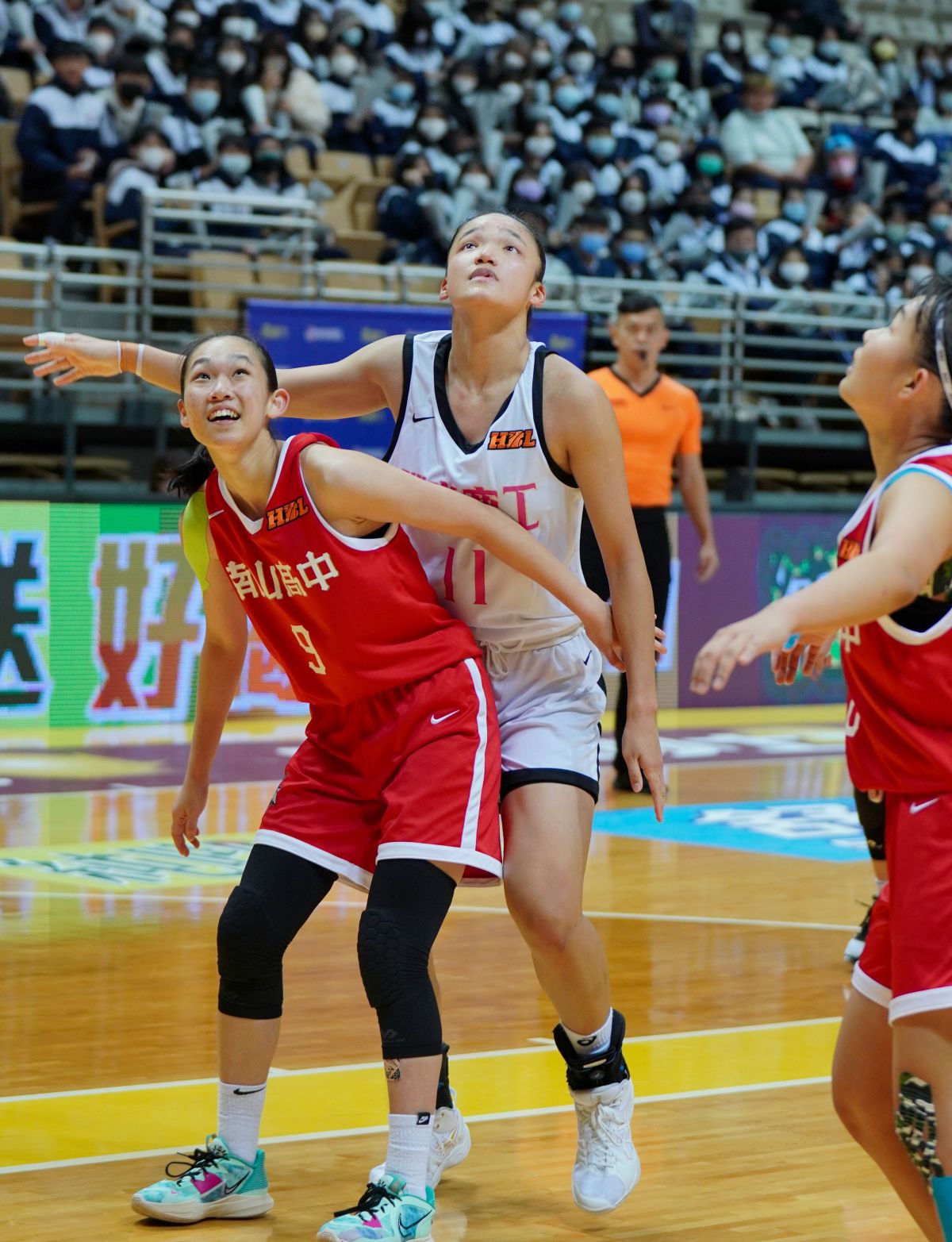 ▲淡商超級中鋒蕭豫玟21分、15籃板，開季連8場「雙十」縱橫禁區 。官方提供