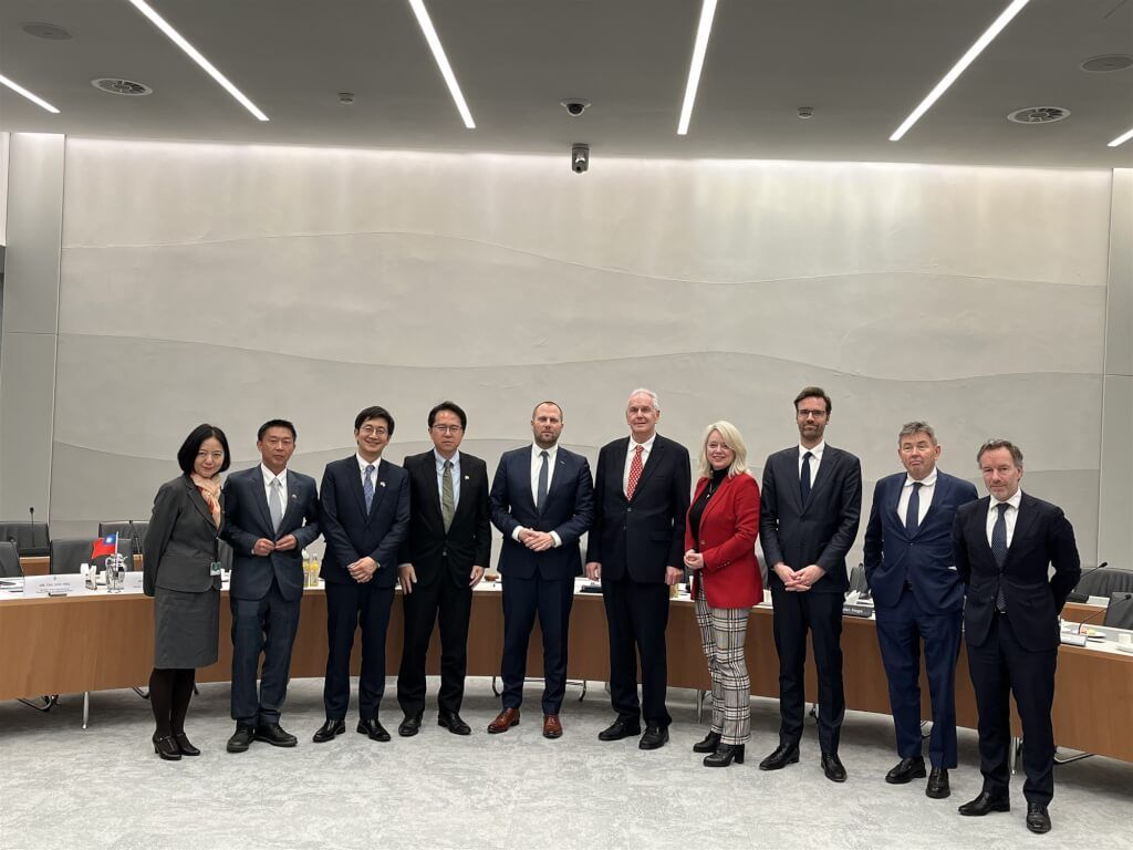 ▲荷蘭眾議院正式接待台灣立委，寫下台荷國會交流歷史性一刻。左起駐荷代表陳欣新、立委許智傑、蔡適應、邱志偉，右起荷蘭議員范哈佳、艾品克、史卓瑪、穆德、德隆、赫爾馬 。（駐荷代表處提供）中央社記者田習如布魯塞爾傳真 112年2月14日