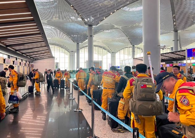▲台灣搜救隊在伊斯坦堡機場搭機前，機場大廳響起激烈掌聲，當地民眾和機場工作人員向台灣搜救隊深深致謝，搜隊隊預計在今（15）日下午返抵台灣。（圖／消防署提供）