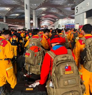 ▲搜救隊在伊斯坦堡機場搭機前，機場大廳響起激烈掌聲，當地民眾和機場工作人員向台灣搜救隊深深致謝，搜隊隊預計在今（15）日下午返回台灣。（圖／消防署提供）