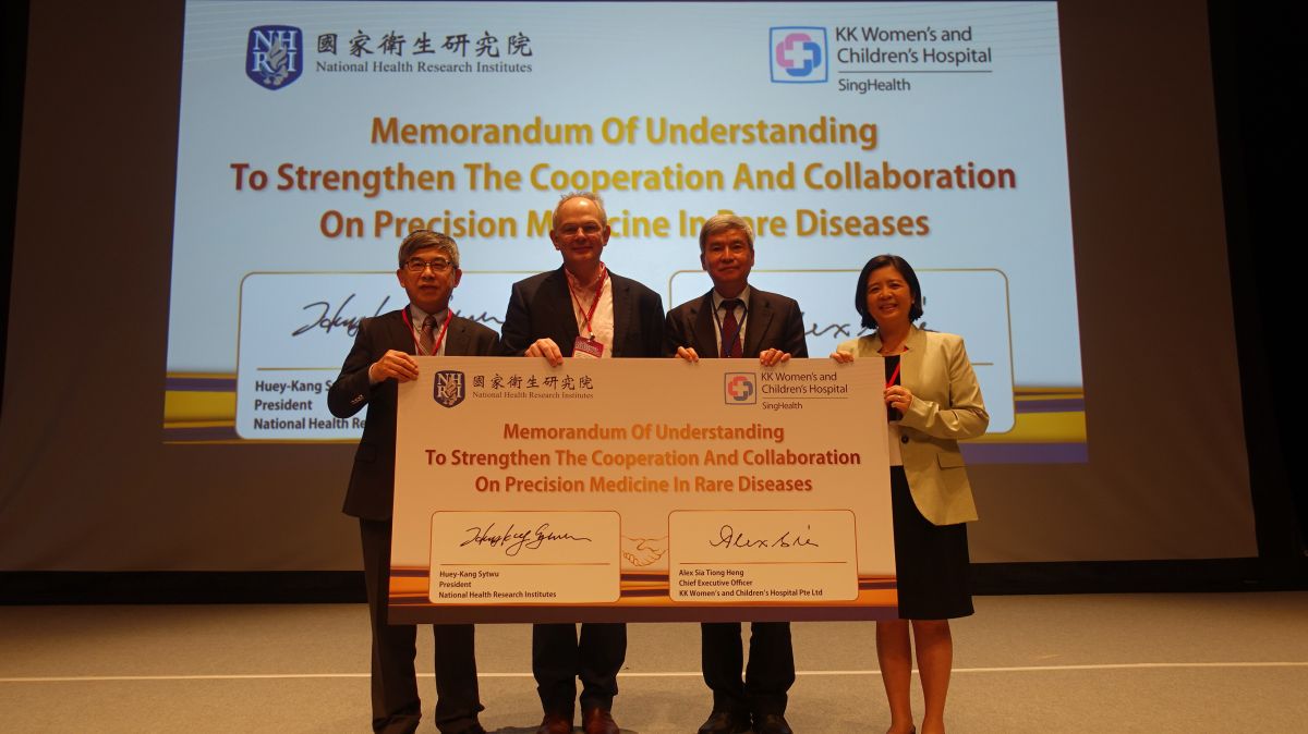 ▲今（15）日國家衛生研究院與新加坡最大的公共婦產科及兒科專科醫院竹腳婦幼醫院簽訂精準醫學在罕病領域的合作協議，為雙邊人民的精準醫療上取得實質性進展。左起為國衛院分基所特聘研究員蔡世峯、新加坡精準健康研究首席科學官John Chambers、國衛院院長司徒惠康、新加坡竹腳婦幼醫院遺傳學服務主任Ee-Shien Tan。（圖／國衛院提供）