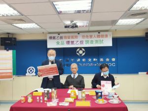 ▲凌永健解釋環氧乙烷會被做成乳化劑等加入冰品中，呈現QQ口感，迎合小朋友口味，這也是消基會最為擔心的。（圖／記者汪睿琦攝）