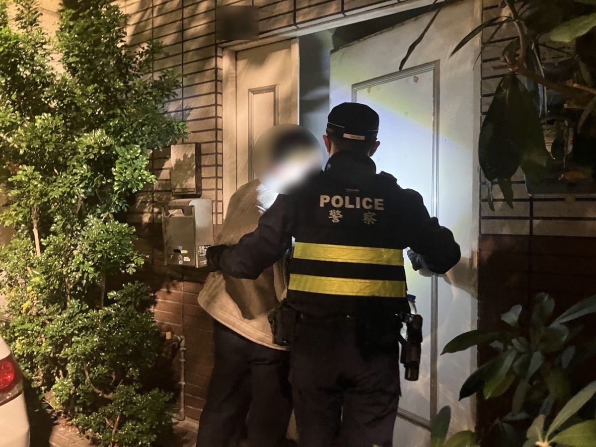 ▲立德派出所員警將寒夜醉臥路邊的張姓阿伯護送到家（圖/記者鄧力軍翻攝）