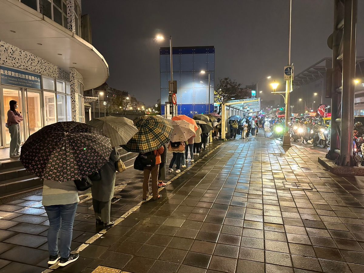 ▲客運9026南港展覽館站前往返基隆的通勤族大排長龍引爆民怨。（圖／立法委員蔡適應服務處提供）