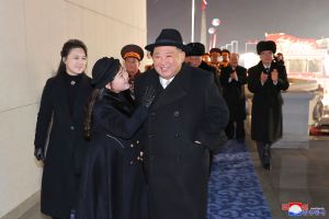 ▲北韓領導人金正恩8日與他的女兒和妻子李雪主出席建軍25週年閱兵典禮。金朱愛與金正恩兩人互動親密。（圖／美聯社／達志影像）