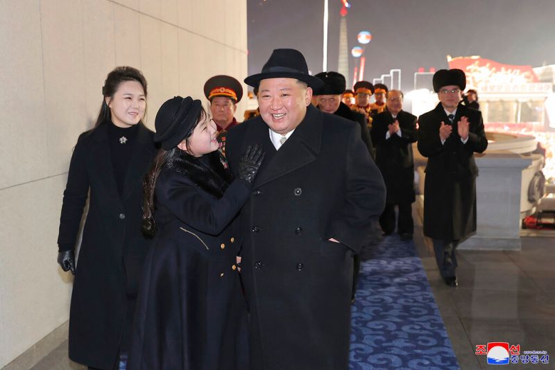 ▲北韓領導人金正恩8日與他的女兒和妻子李雪主出席建軍25週年閱兵典禮。金朱愛與金正恩兩人互動親密。(圖/美聯社/達志影像)